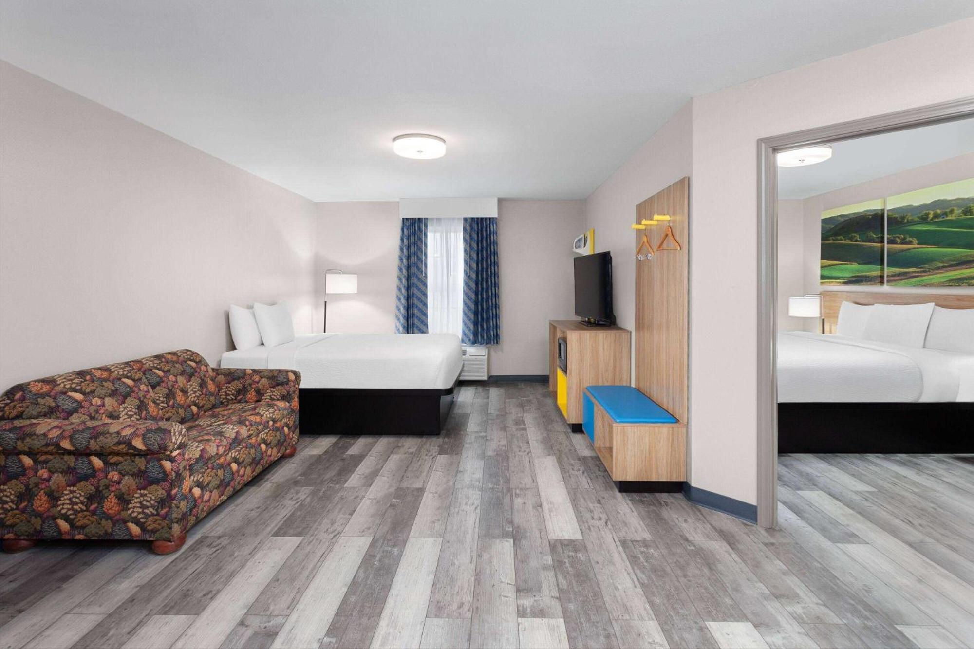 Days Inn & Suites By Wyndham Sellersburg Exterior foto