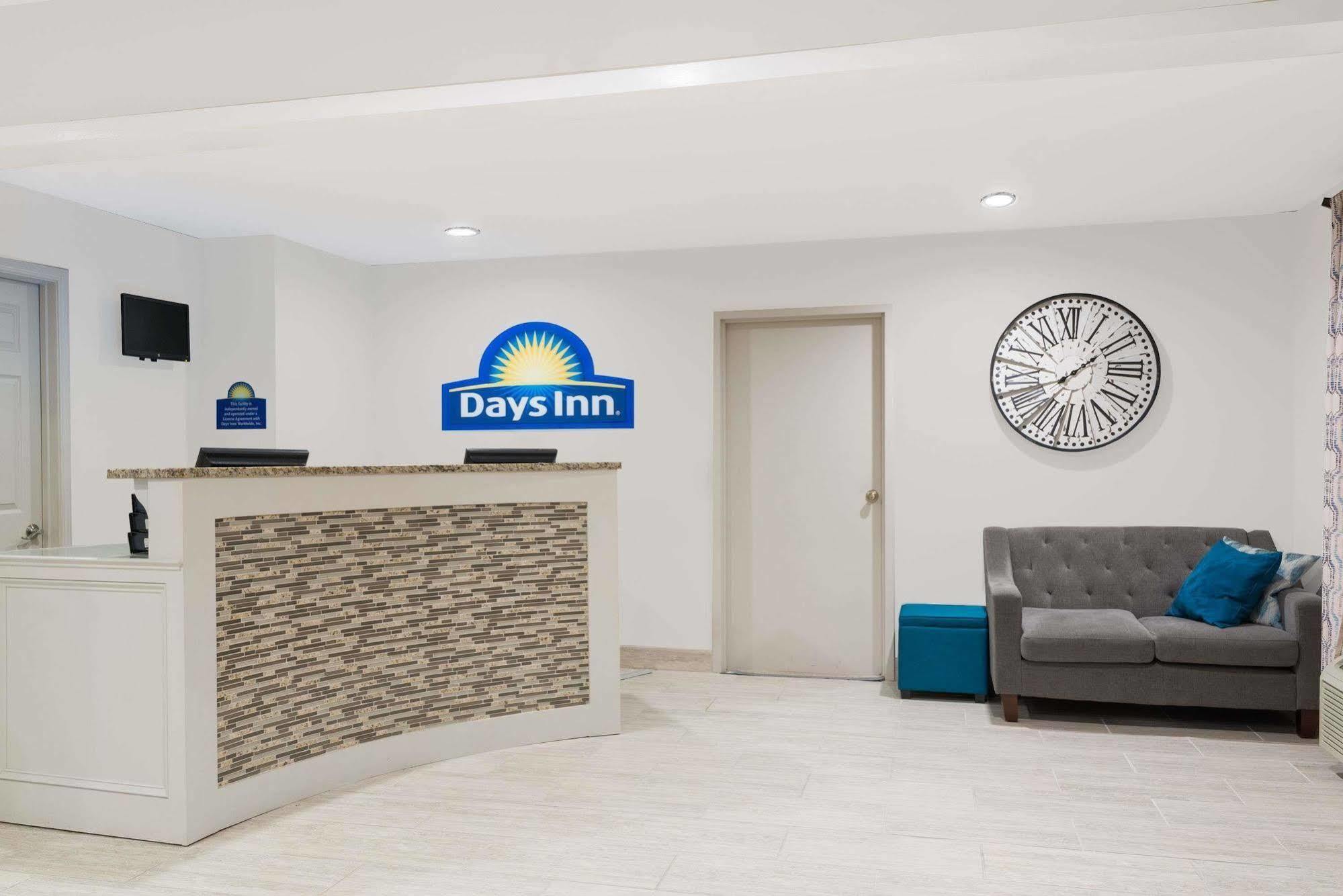 Days Inn & Suites By Wyndham Sellersburg Exterior foto